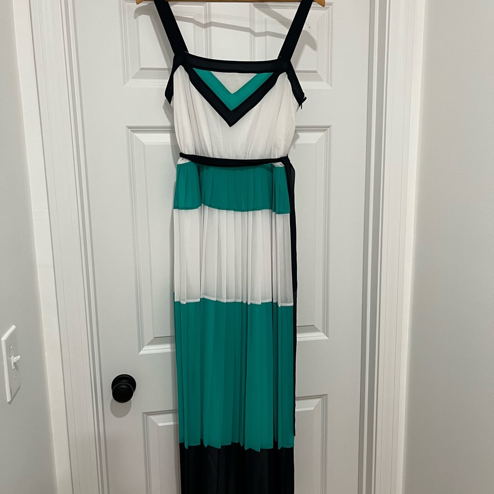 Beautiful geometric resort summer dress!